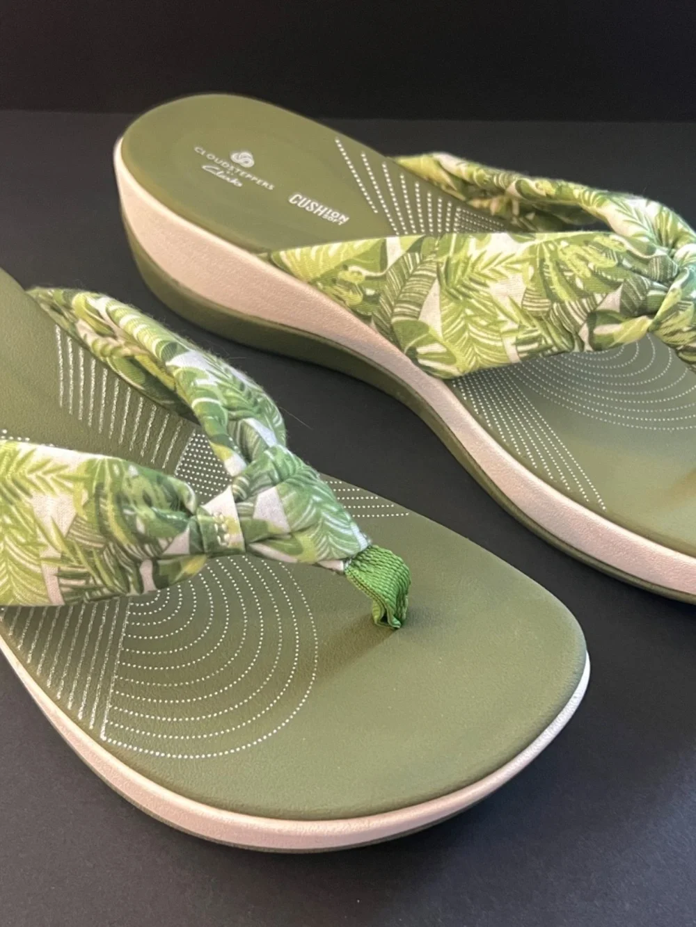 Clark’s Cloudsteppers Thong Sandals Size 9M